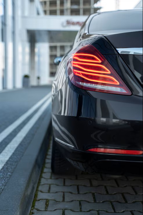 chauffeur-die-een-Mercedes-rijdt